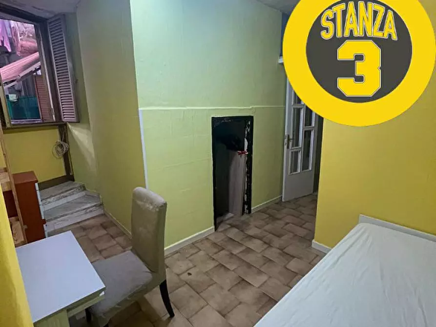 Immagine 15 di Camera in affitto  in Vico Taverna Penta 9 a Napoli