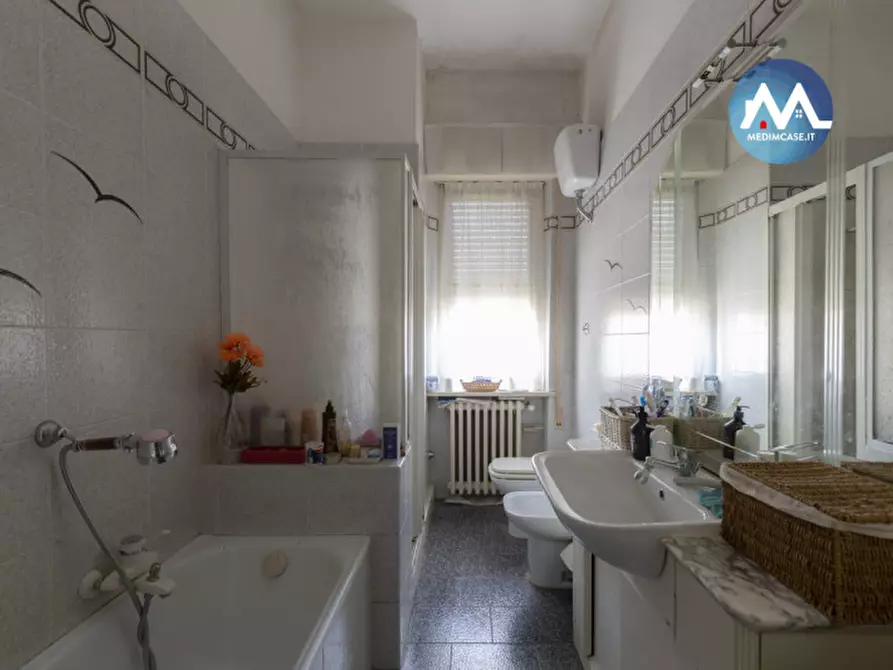 Immagine 11 di Palazzo in vendita  in via fossombrone a Pesaro