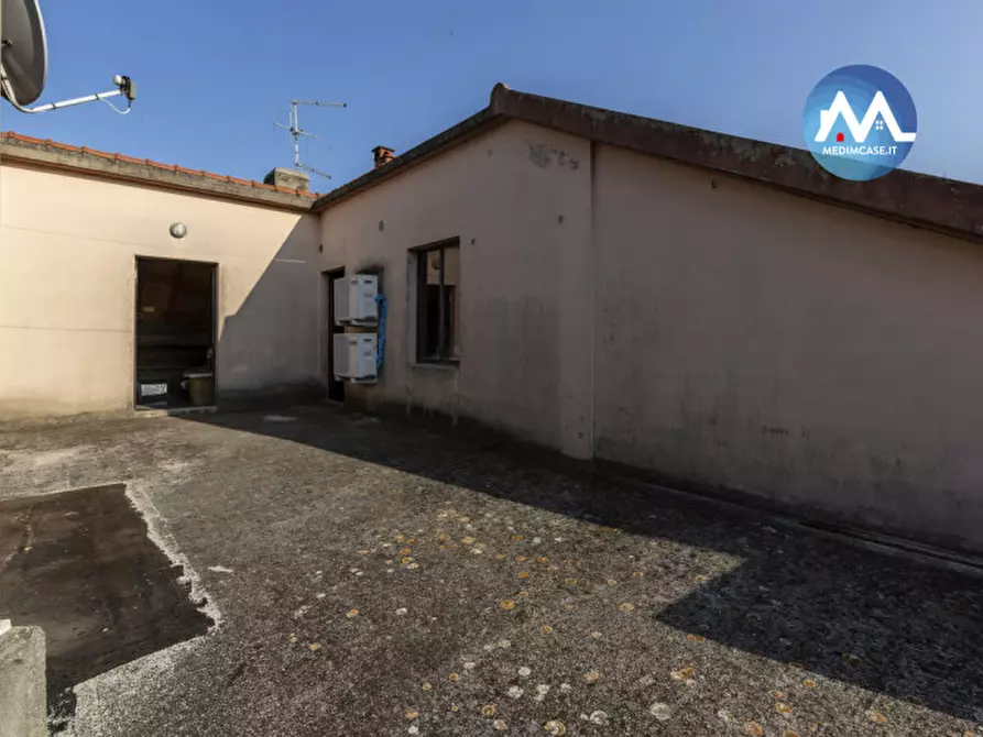 Immagine 18 di Palazzo in vendita  in via fossombrone a Pesaro