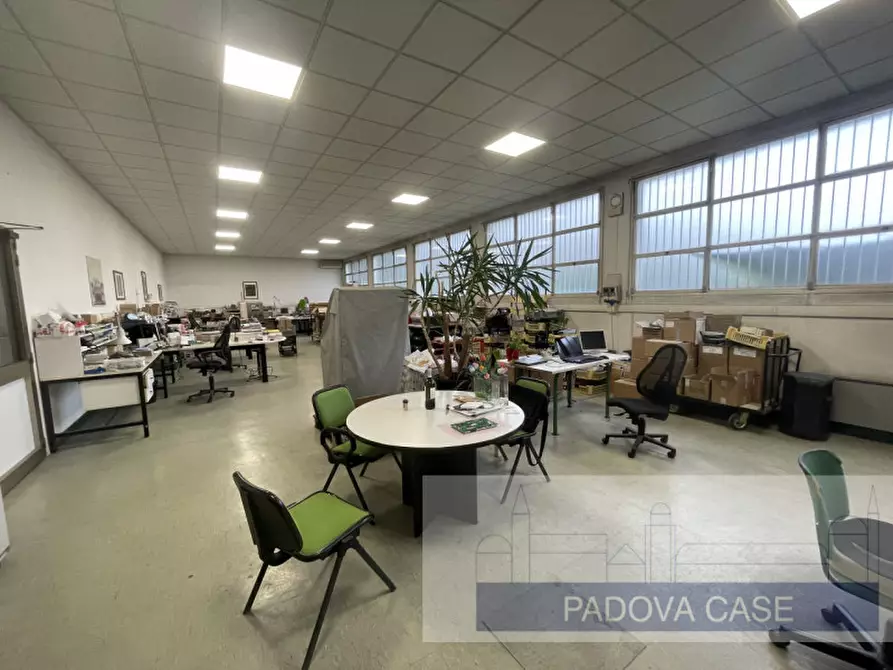 Immagine 2 di Magazzino in vendita  in via visco a Limena