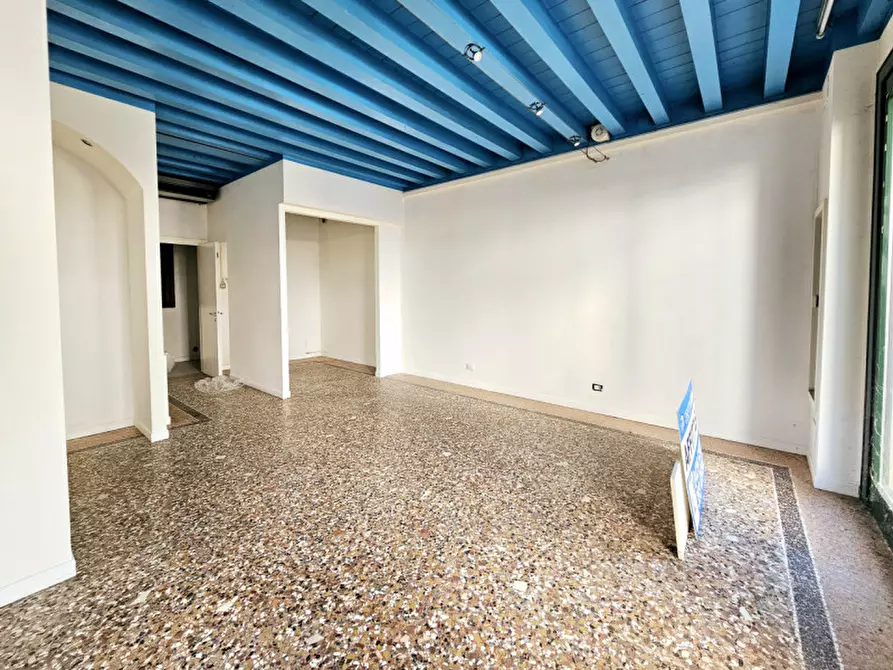 Immagine 1 di Negozio in affitto  in VIA MOLINI a Este