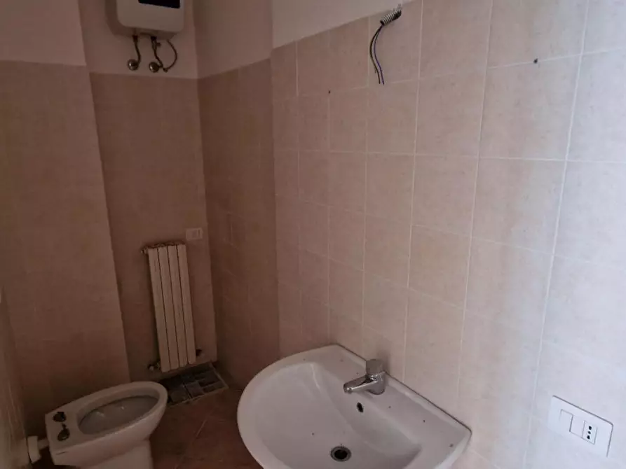 Immagine 3 di Negozio in vendita  in Largo II Giugno, 29, 60030 Castelbellino Stazione AN, Italia a Castelbellino