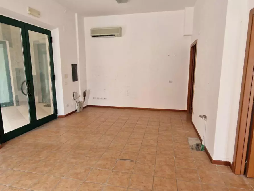 Immagine 7 di Negozio in vendita  in Largo II Giugno, 29, 60030 Castelbellino Stazione AN, Italia a Castelbellino