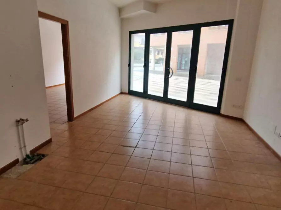 Immagine 9 di Negozio in vendita  in Largo II Giugno, 29, 60030 Castelbellino Stazione AN, Italia a Castelbellino