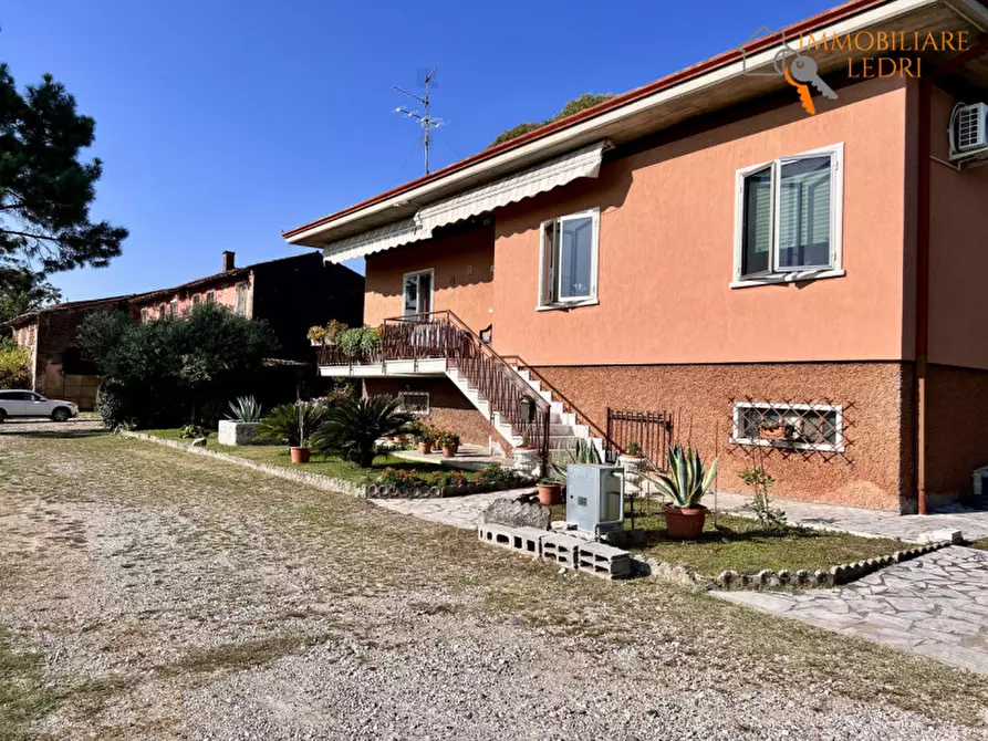 Immagine 2 di Villa in vendita  in via Cappello a Sommacampagna