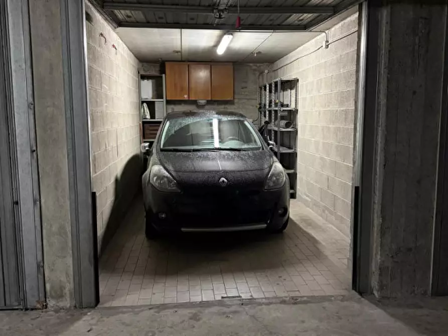 Immagine 1 di Garage in vendita  in Via Vittor Pisani 4 a Monza