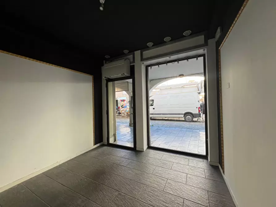 Immagine 1 di Negozio in affitto  in Via Matteotti a Este