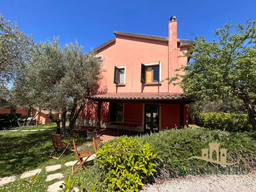 Immagine 1 di Villa in vendita  in Via Roma a Castiglione Del Lago