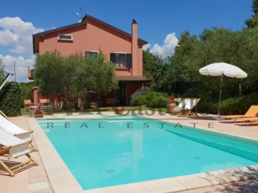 Immagine 3 di Villa in vendita  in Via Roma a Castiglione Del Lago