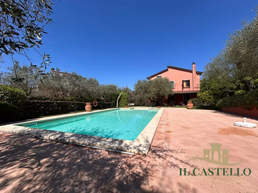 Immagine 3 di Villa in vendita  in Via Roma a Castiglione Del Lago