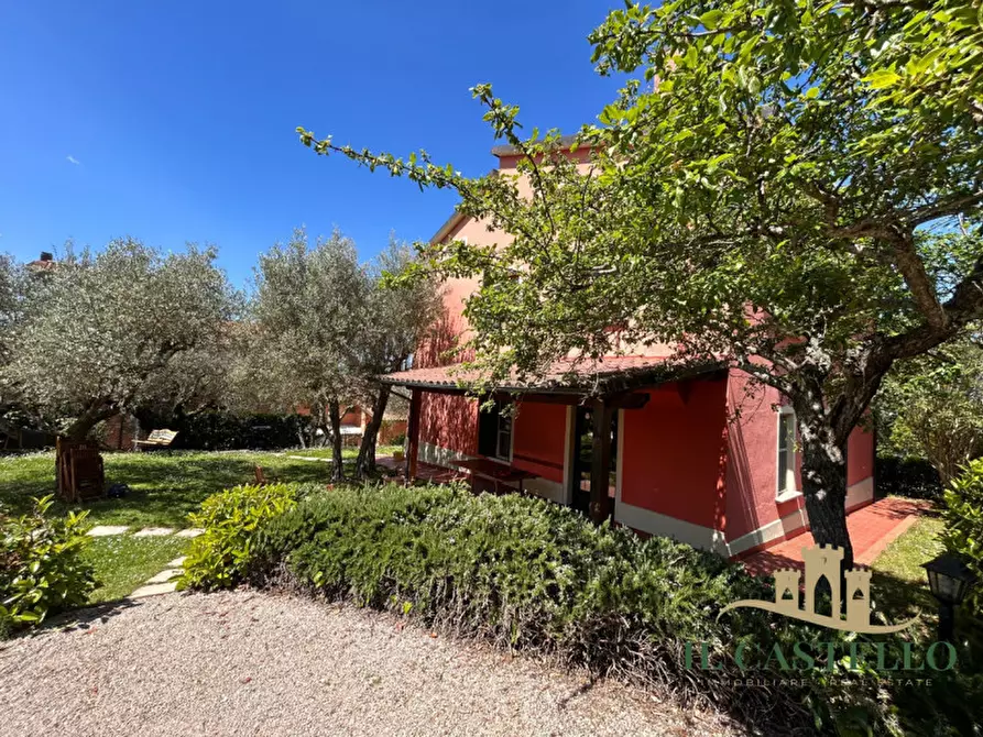 Immagine 5 di Villa in vendita  in Via Roma a Castiglione Del Lago