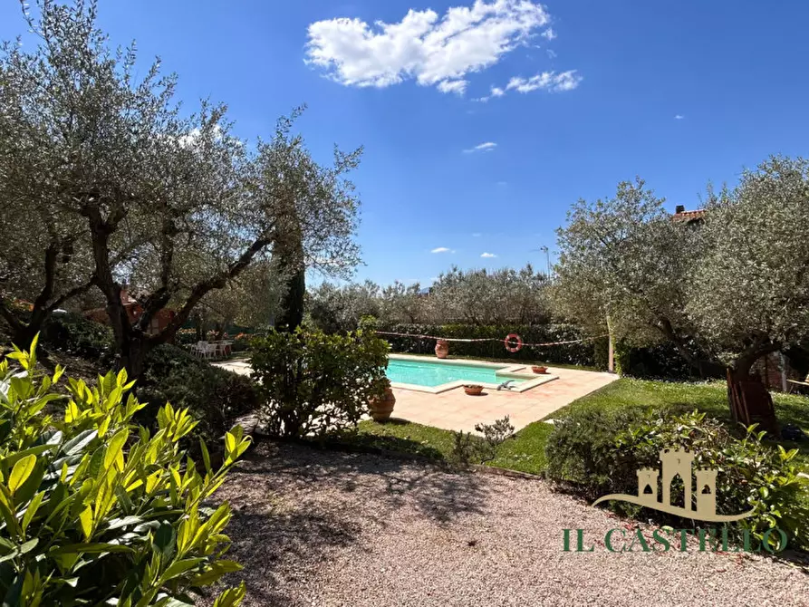 Immagine 6 di Villa in vendita  in Via Roma a Castiglione Del Lago