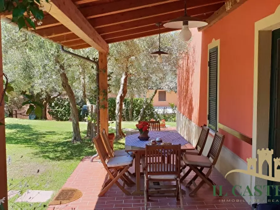 Immagine 15 di Villa in vendita  in Via Roma a Castiglione Del Lago