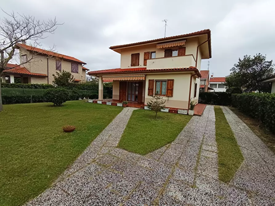 Immagine 1 di Villa in vendita  in Lungomare di Rocca Priora a Falconara Marittima