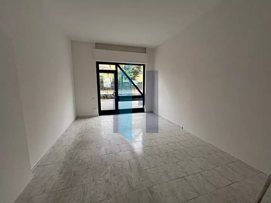 Immagine 1 di Negozio in affitto  in Via Guglielmo Lochis a Bergamo