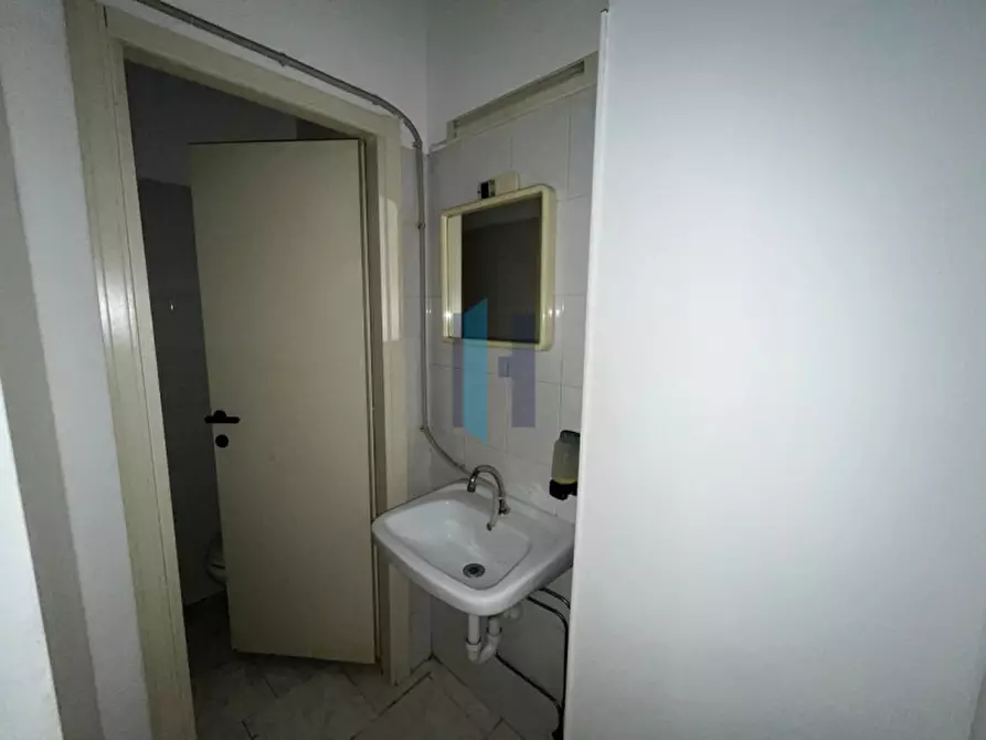 Immagine 4 di Negozio in affitto  in Via Guglielmo Lochis a Bergamo