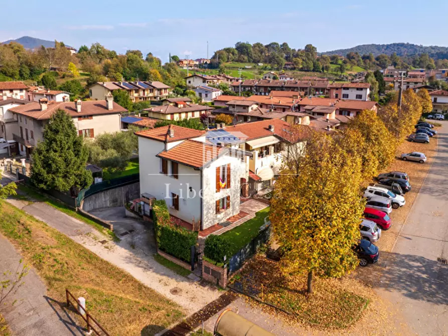 Immagine 3 di Casa trifamiliare in vendita  in Via Rossini a Roè Volciano