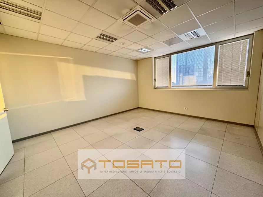 Immagine 5 di Ufficio in affitto  a Verona