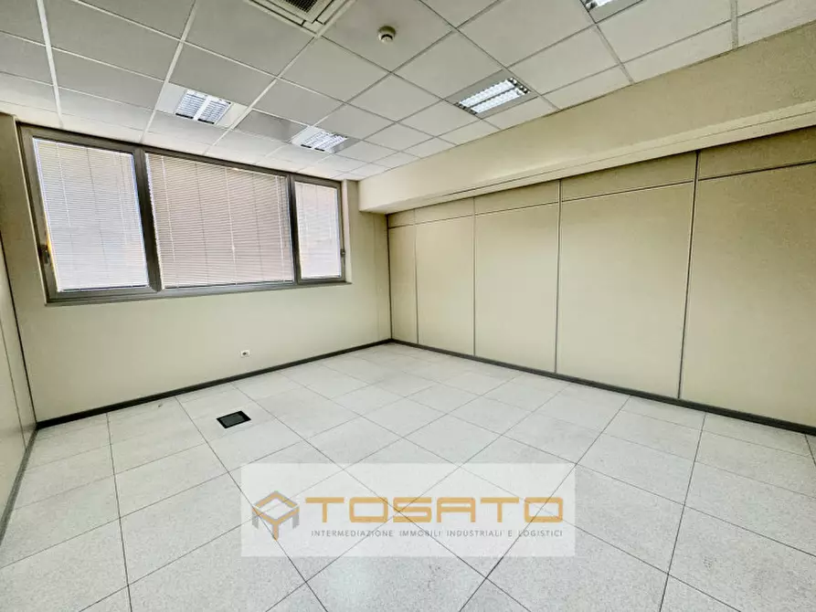 Immagine 16 di Ufficio in affitto  a Verona