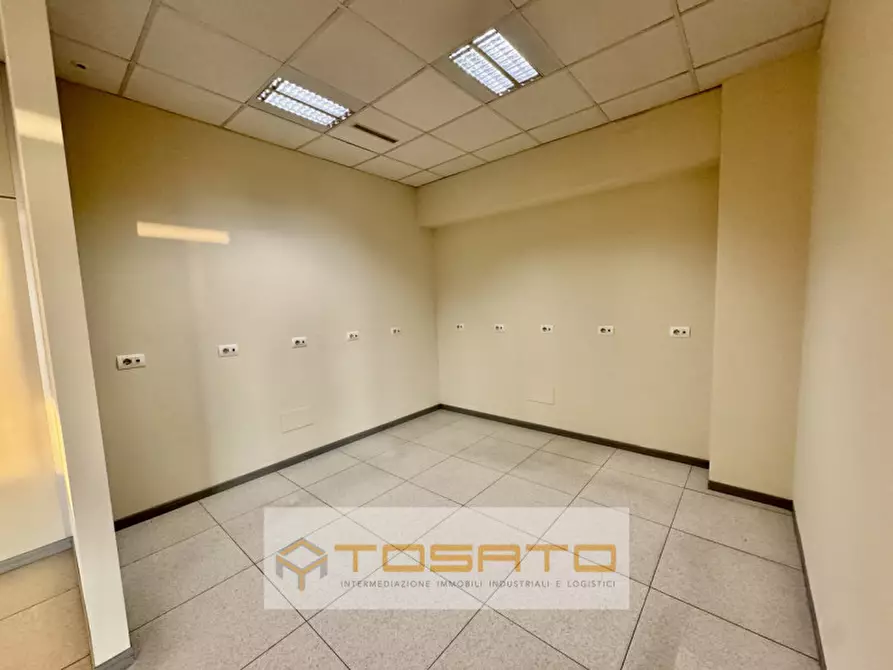 Immagine 12 di Ufficio in affitto  a Verona