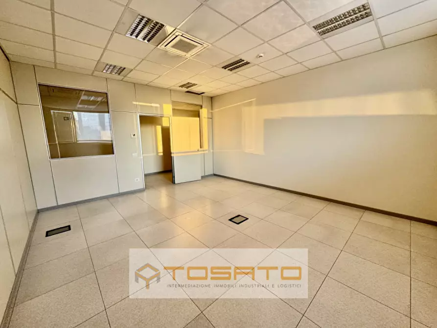 Immagine 15 di Ufficio in affitto  a Verona