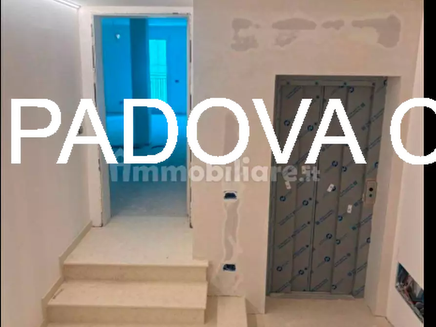 Immagine 2 di Appartamento in vendita  in via savonarola a Padova