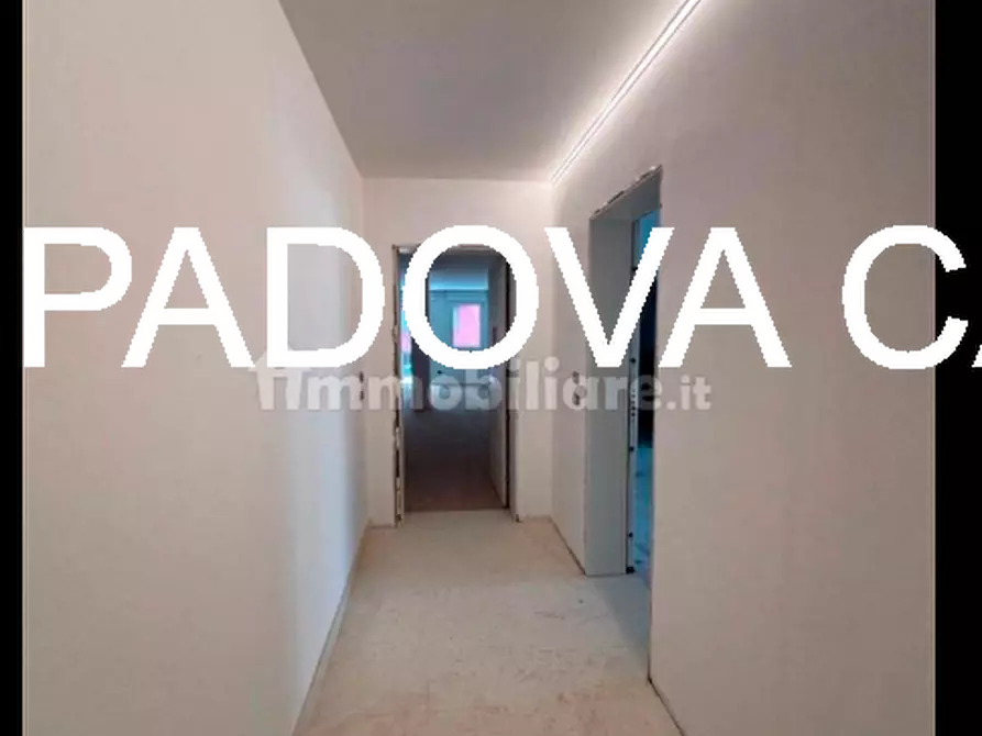 Immagine 3 di Appartamento in vendita  in via savonarola a Padova
