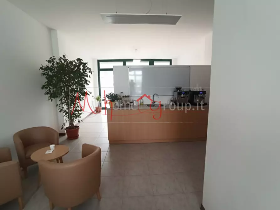 Immagine 2 di Negozio in vendita  in Piazza la Pira a Legnaro