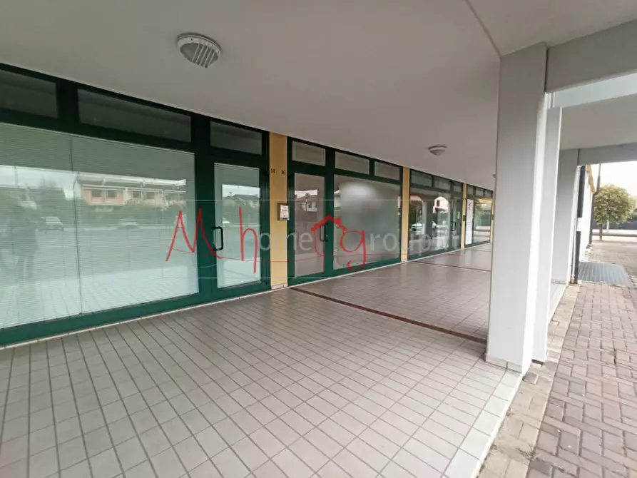 Immagine 8 di Negozio in vendita  in Piazza la Pira a Legnaro