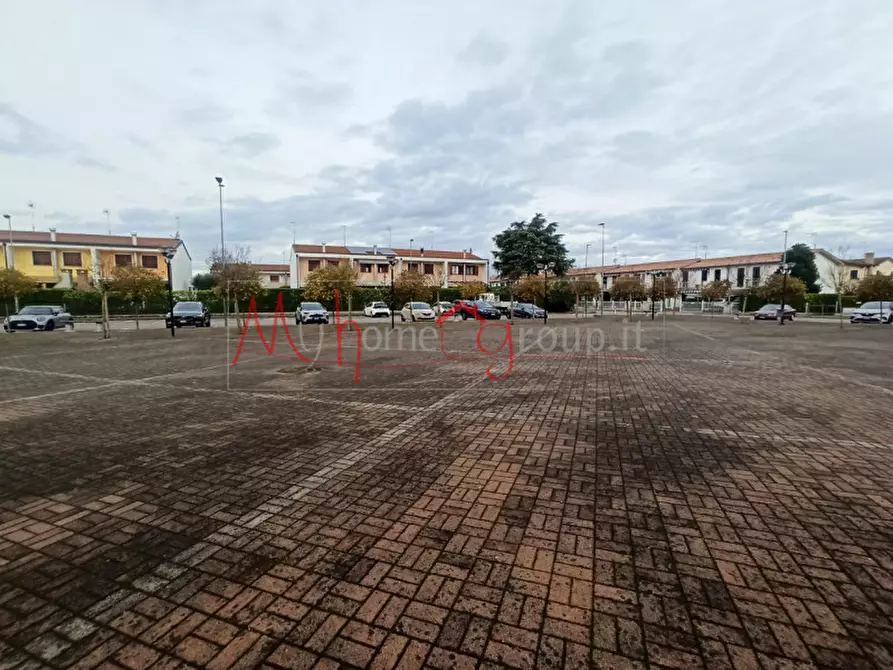 Immagine 9 di Negozio in vendita  in Piazza la Pira a Legnaro