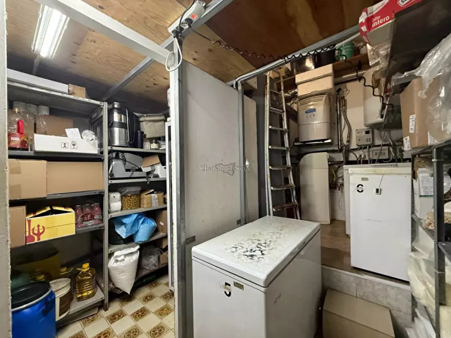 Immagine 26 di Attività commerciale in affitto  a Modica