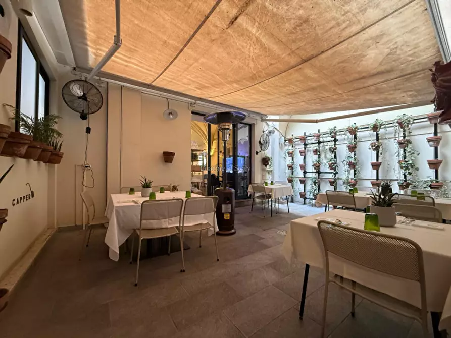 Immagine 11 di Attività commerciale in vendita  a Modica