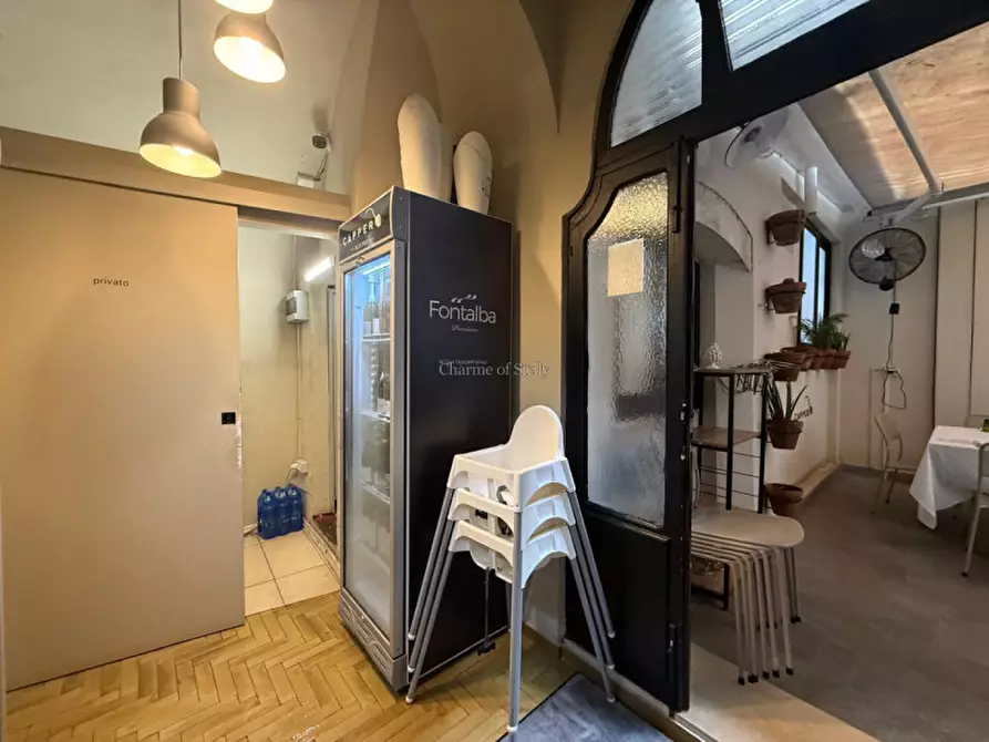 Immagine 14 di Attività commerciale in vendita  a Modica