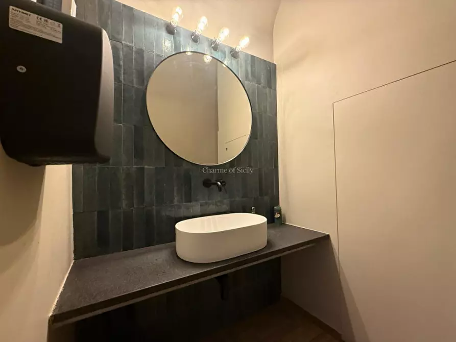 Immagine 29 di Attività commerciale in vendita  a Modica