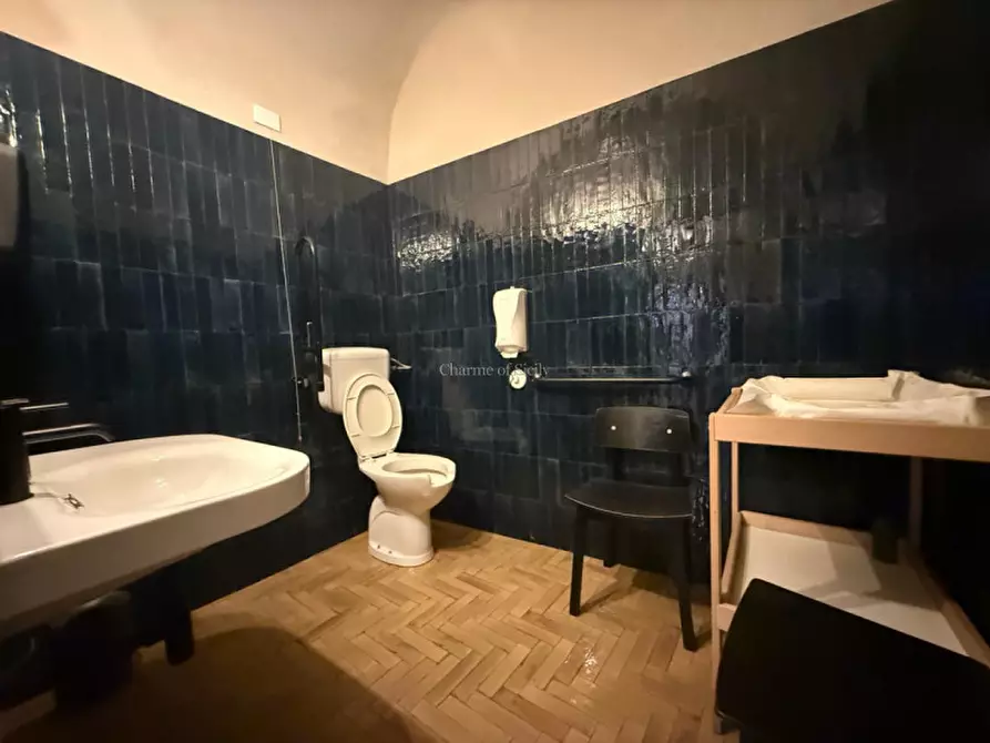 Immagine 31 di Attività commerciale in vendita  a Modica