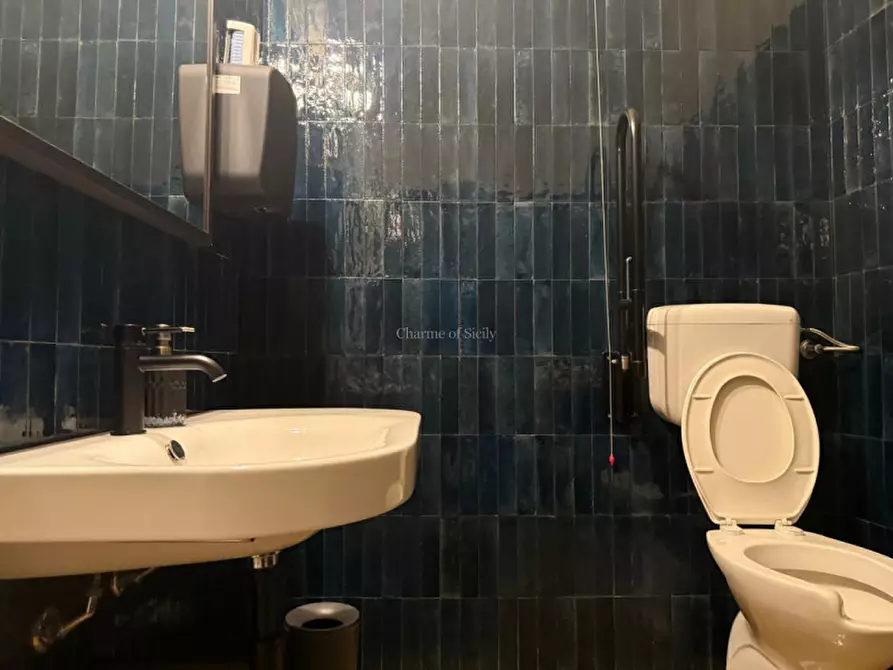 Immagine 32 di Attività commerciale in vendita  a Modica