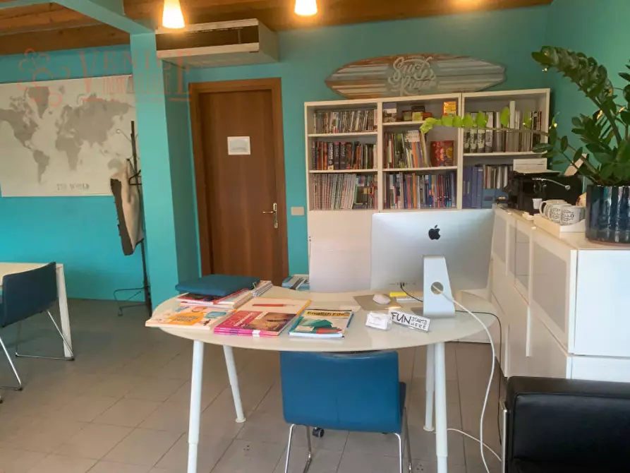 Immagine 2 di Attività commerciale in vendita  a Venezia