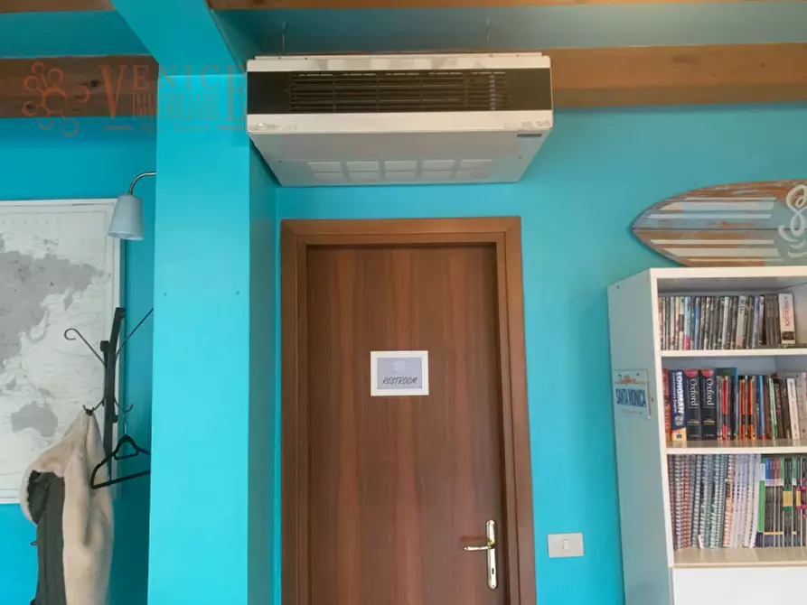 Immagine 3 di Attività commerciale in vendita  a Venezia