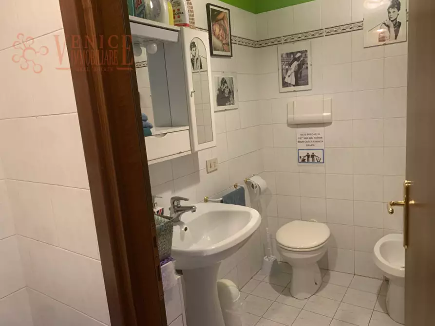 Immagine 6 di Attività commerciale in vendita  a Venezia