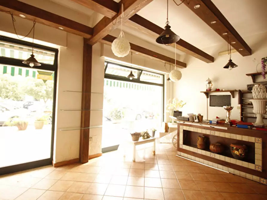 Immagine 2 di Negozio in affitto  in Viale Strasburgo 472 a Palermo