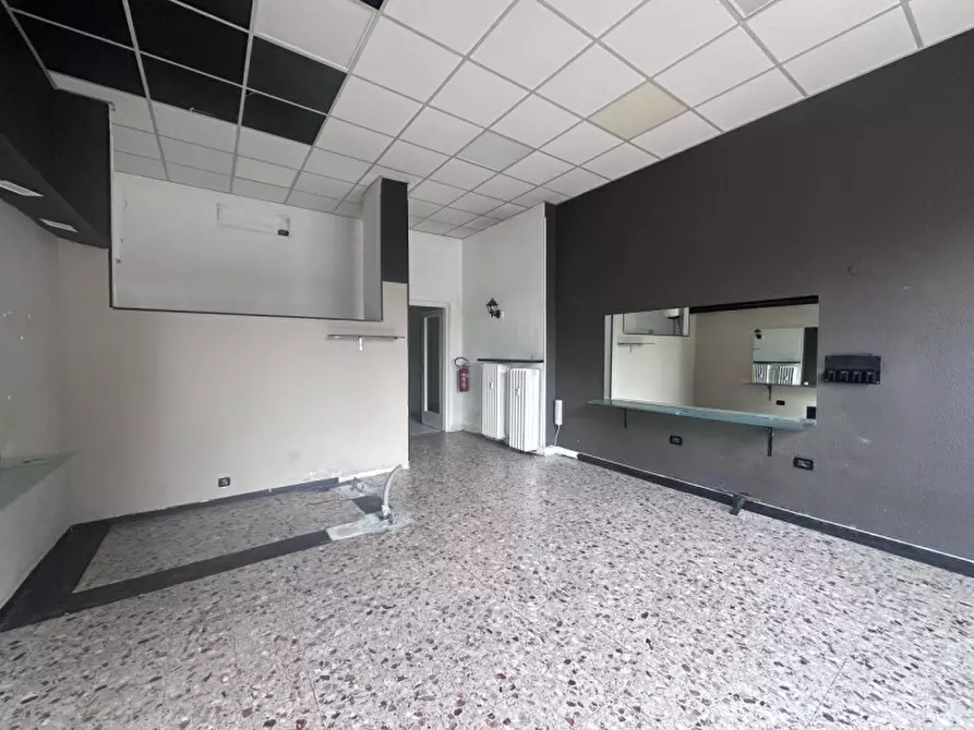 Immagine 1 di Negozio in affitto  in Corso Cosenza 24 a Torino