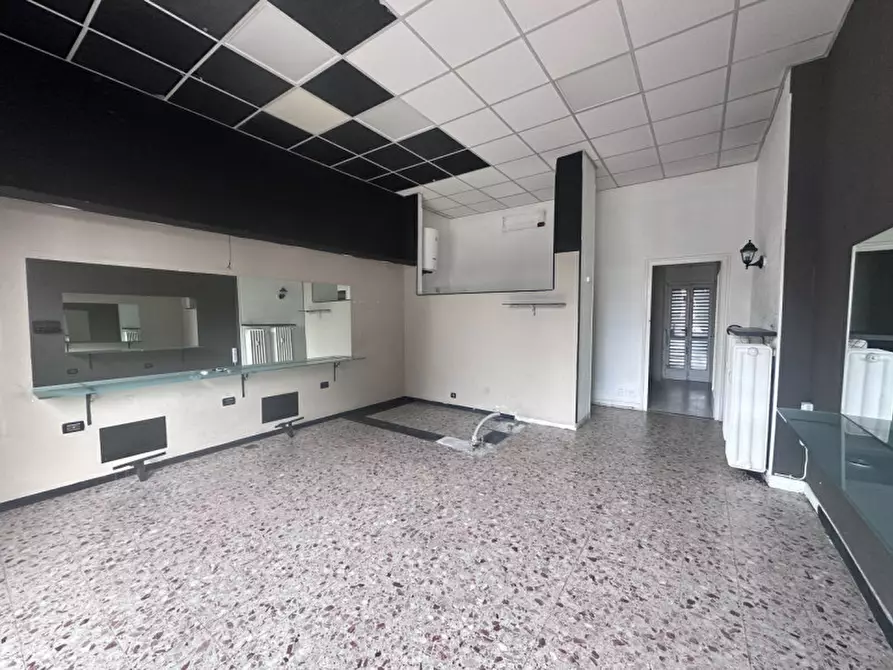 Immagine 2 di Negozio in affitto  in Corso Cosenza 24 a Torino