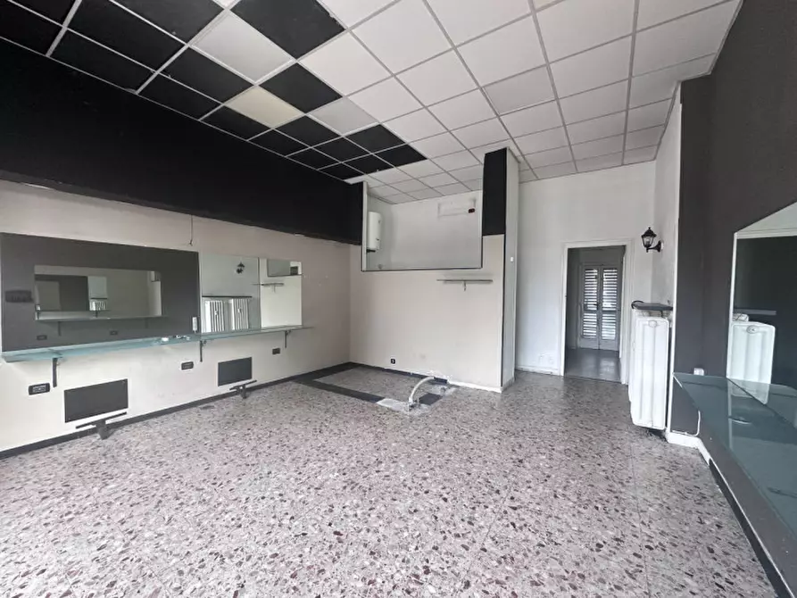 Immagine 3 di Negozio in affitto  in Corso Cosenza 24 a Torino