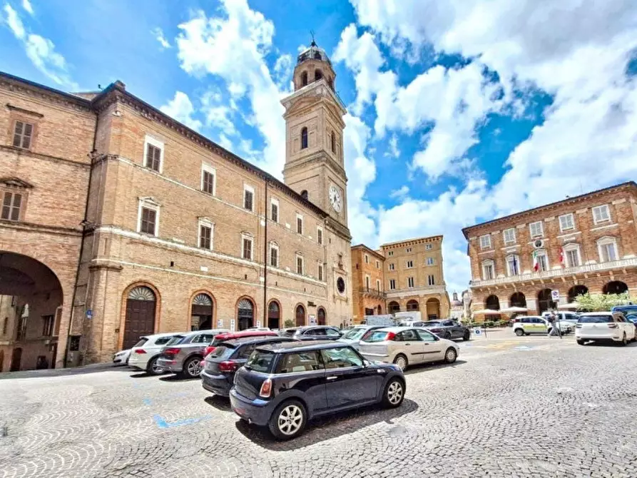 Immagine 2 di Negozio in vendita  in Via Cesare Costa, N. 12 a Macerata