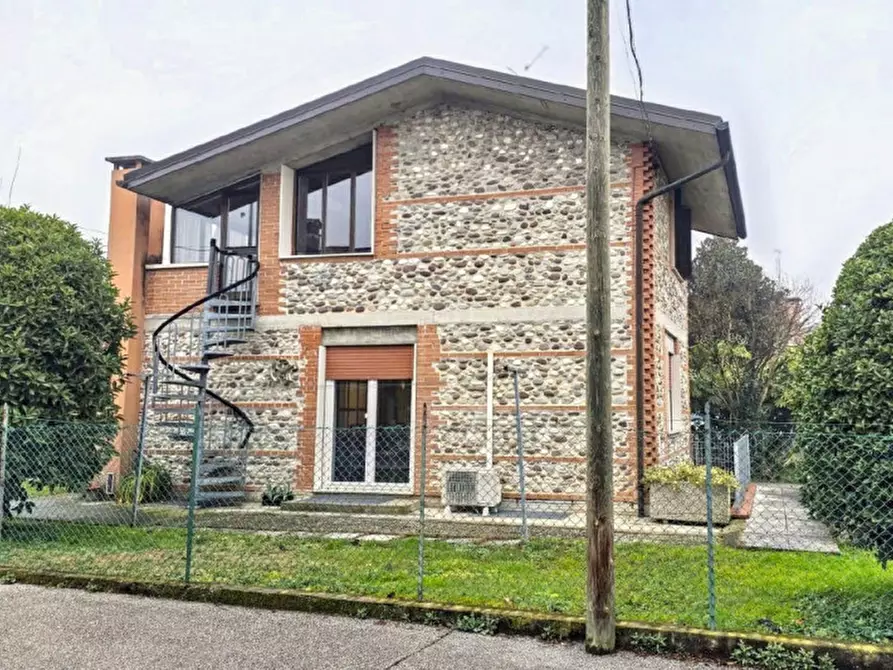 Immagine 4 di Villa in vendita  in Via Antonibon, 12, 36055 Nove VI, Italia a Nove