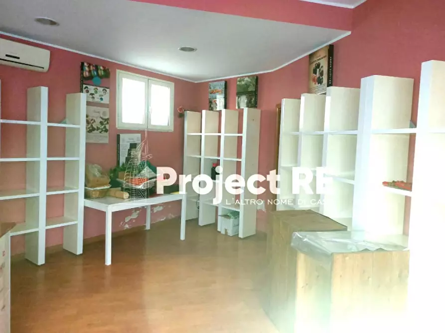 Immagine 2 di Negozio in affitto  in tra Via Cardinale e Via Tripepi a Reggio Di Calabria