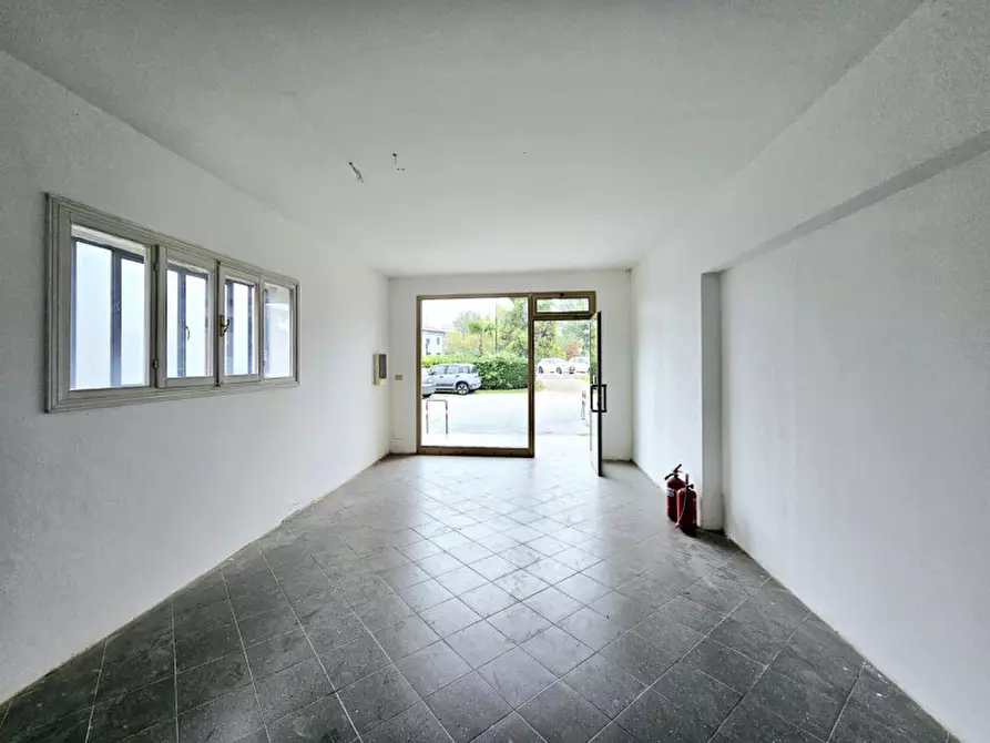 Immagine 1 di Negozio in affitto  in via padana inferiore a Este