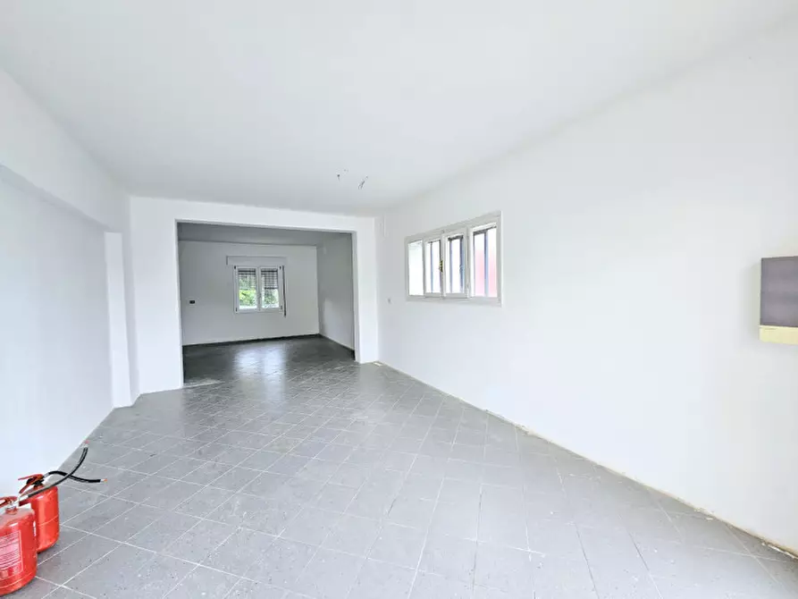 Immagine 2 di Negozio in affitto  in via padana inferiore a Este