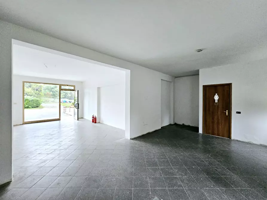 Immagine 3 di Negozio in affitto  in via padana inferiore a Este