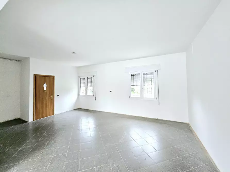 Immagine 5 di Negozio in affitto  in via padana inferiore a Este